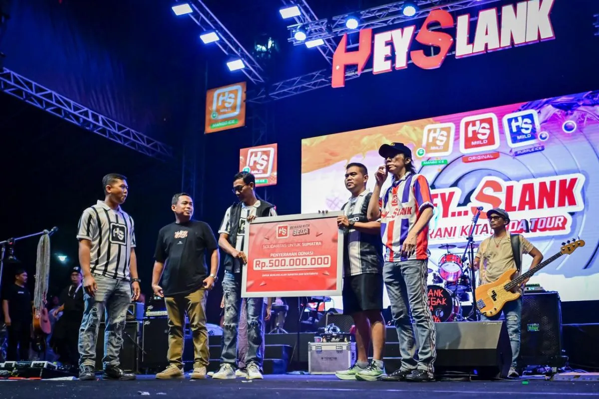 Slank secara simbolis menyerahkan donasi untuk korban bencana banjir dan tanah longsor di sumatera saat tampil di bandar lampung pada sabtu 1712026 malam antaraho slank